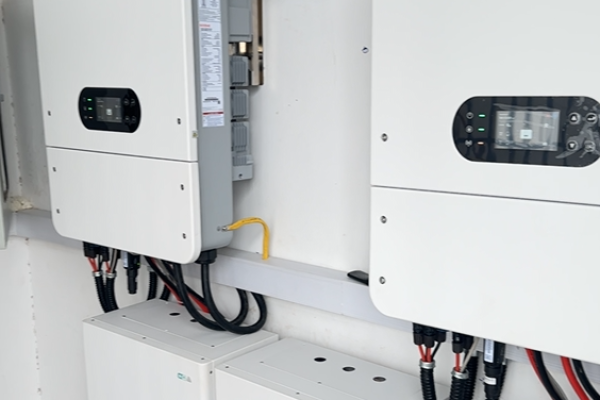 GIẢI PHÁP ĐIỆN MẶT TRỜI HYBRID 54kWp+LƯU TRỮ 64.5kWh CẬP BẾN HÀ TIÊN – BLUESOLAR TIẾP TỤC KHẲNG ĐỊNH VỊ THẾ TẠI MIỀN TÂY