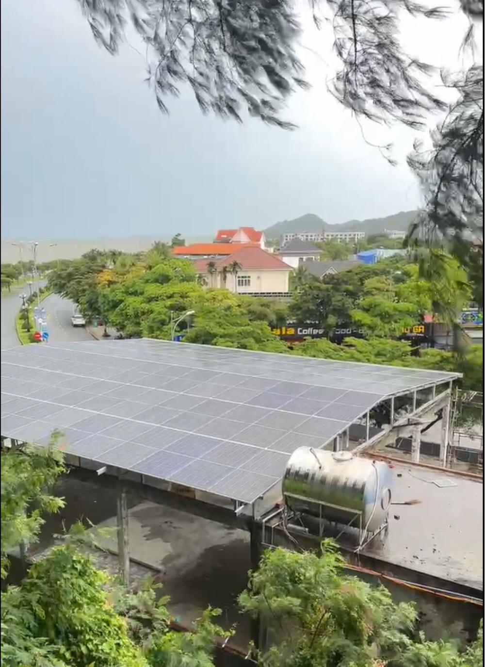 GIẢI PHÁP ĐIỆN MẶT TRỜI HYBRID 54kWp+LƯU TRỮ 64.5kWh CẬP BẾN HÀ TIÊN – BLUESOLAR TIẾP TỤC KHẲNG ĐỊNH VỊ THẾ TẠI MIỀN TÂY